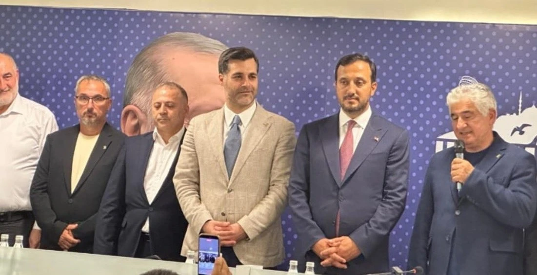 &Uuml;sk&uuml;dar se&ccedil;imine saatler kala CHP'li 4 isim AKP'ye ge&ccedil;ti