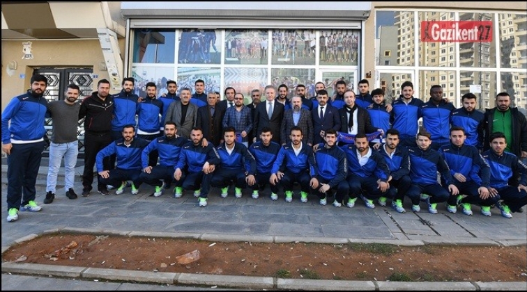 Vali G&uuml;l: Okul spor kul&uuml;plerini &ouml;d&uuml;llendireceğiz