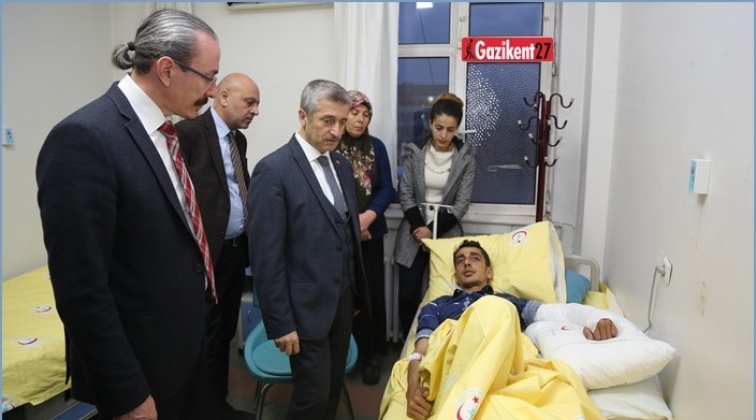 Yaralı askerleri ziyaret etti