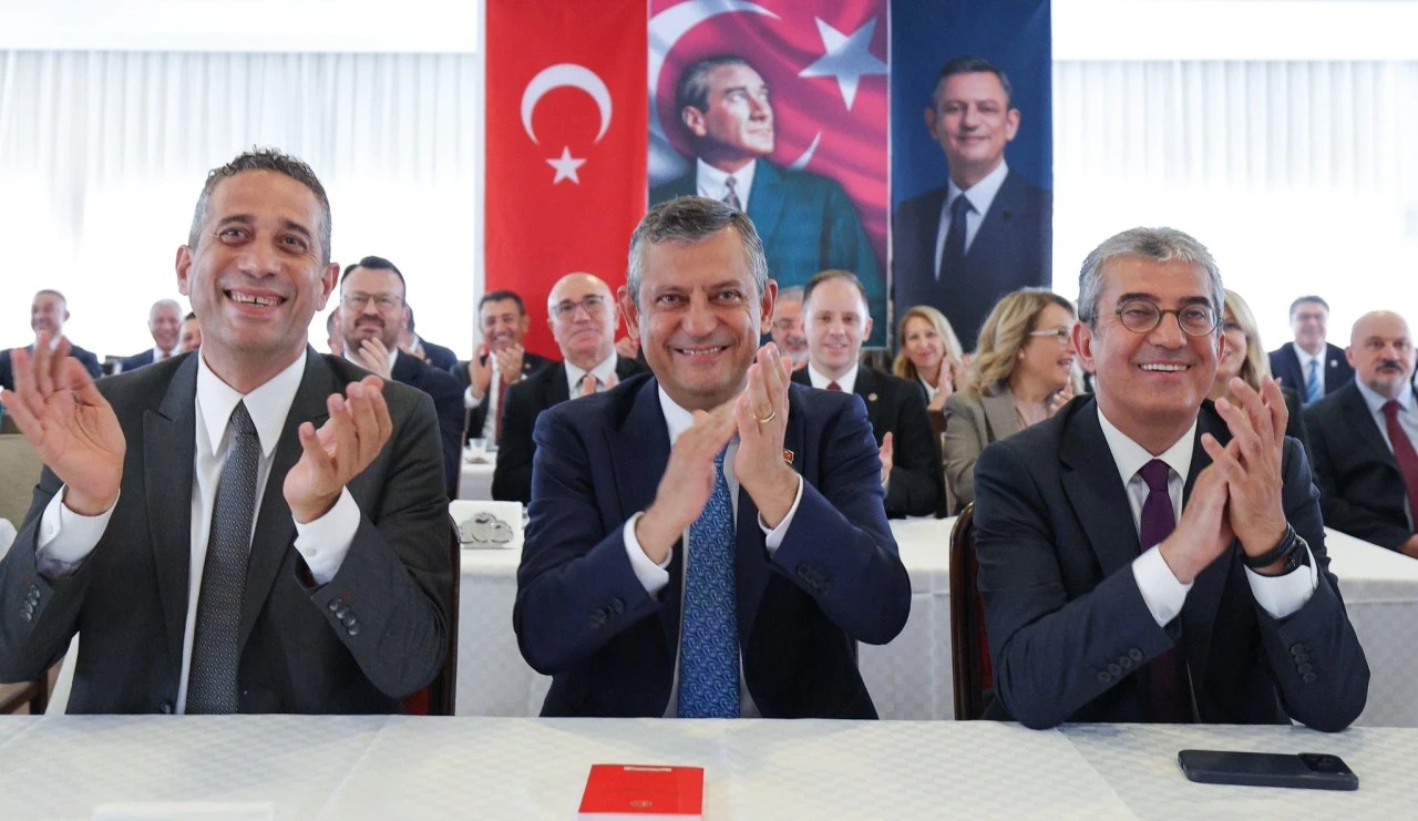 YENİ Partili vekillerden &Ouml;zg&uuml;r &Ouml;zel'e destek a&ccedil;ıklaması