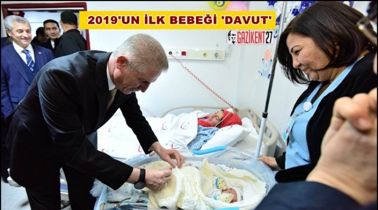 Yeni yılın ilk bebeğine Vali G&uuml;l&rsquo;&uuml;n ismi verildi