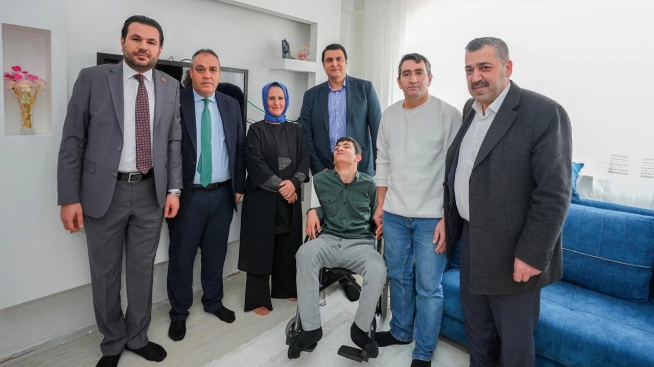 Yılmaz'dan, engelli vatandaşa tekerlekli sandalye