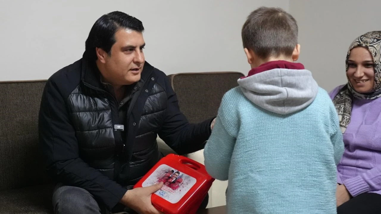 Yılmaz'dan evi yanan K&ouml;mek ailesine ziyaret