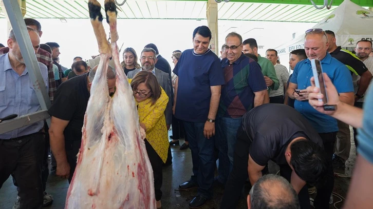 Yılmaz, Fatma Şahin ile birlikte kurban kesim yerlerini ziyaret etti