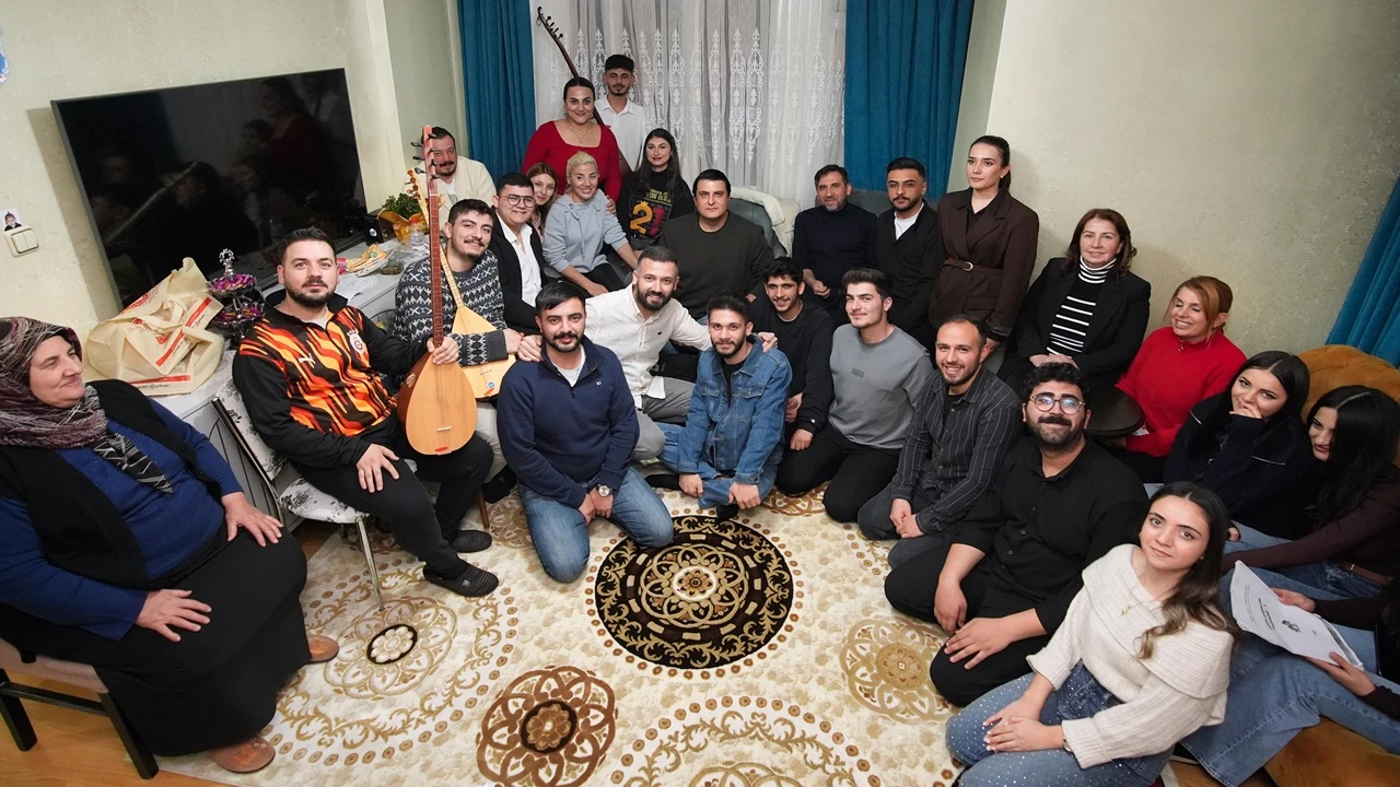 Yılmaz, gen&ccedil;lerle mutfağa girip menemen yaptı!