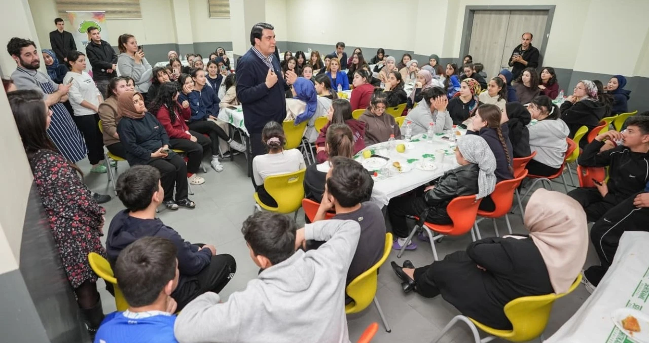 Yılmaz, iftarda gen&ccedil;lerle buluştu 