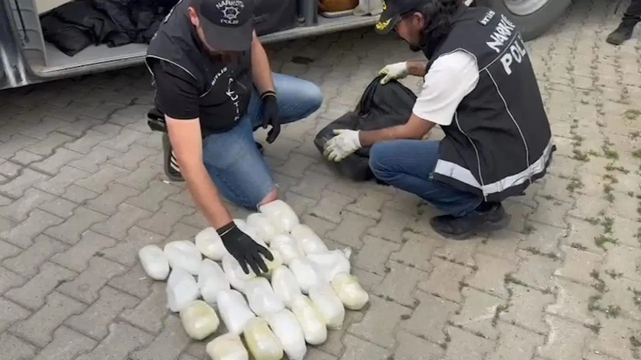 Yolcu valizinden 13 kilo metamfetamin çıktı