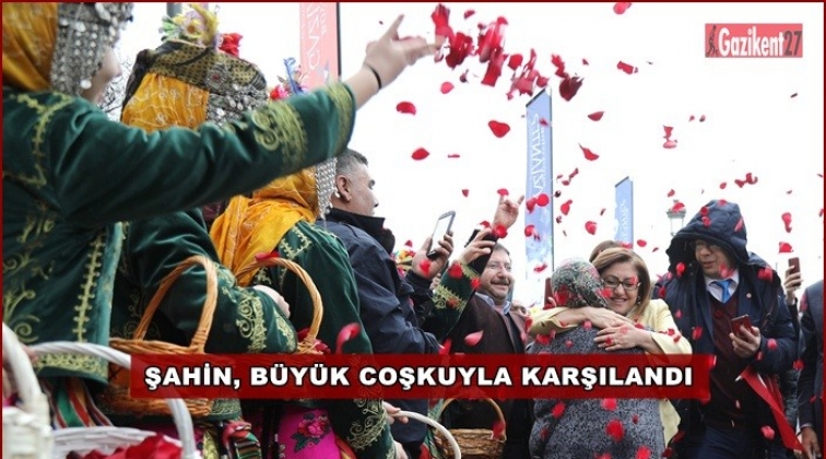 Yollarına kırmızı g&uuml;ller d&ouml;kt&uuml;ler...