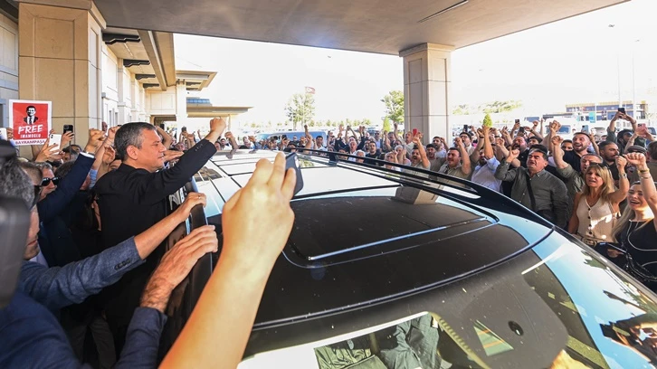 Özgür Özel’i İstanbul Havalimanı’nda partililer karşıladı