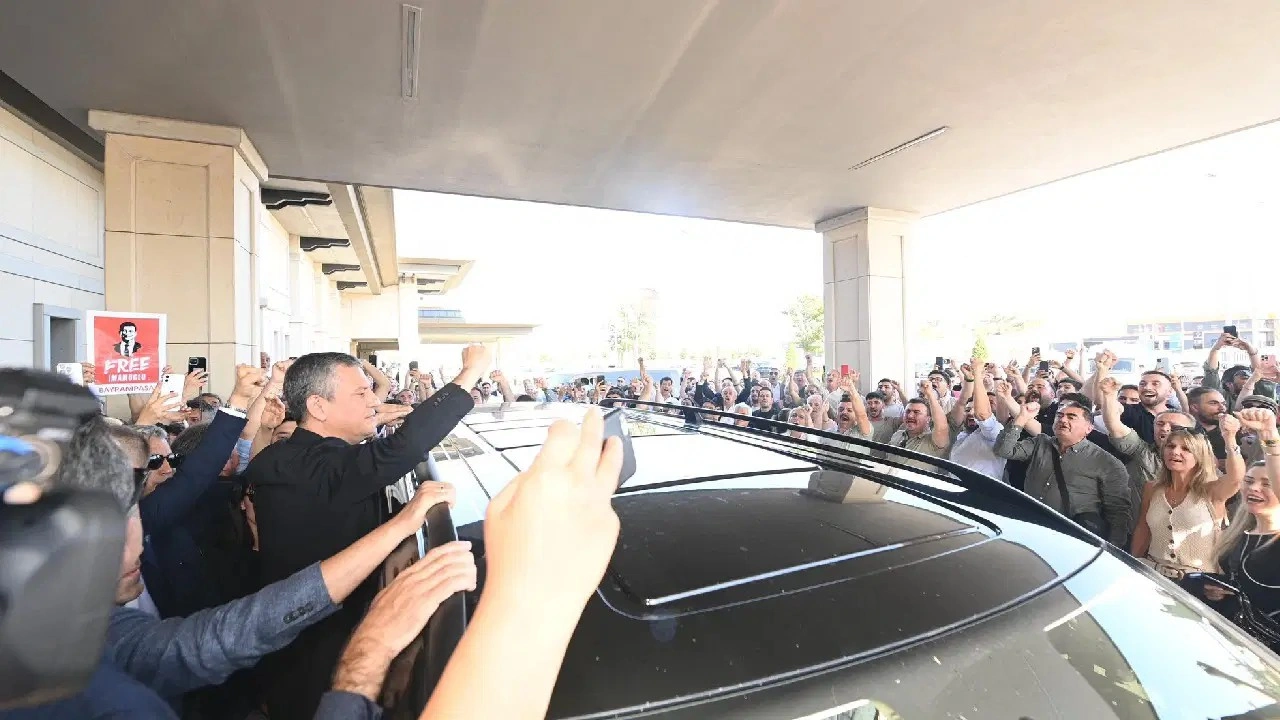 Yurt dışından dönen CHP Genel Başkanı Özel’i, İstanbul Havalimanı’nda partililer karşıladı
