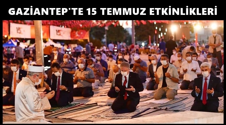 Demokrasi Meydanı&rsquo;nda akşam namazı