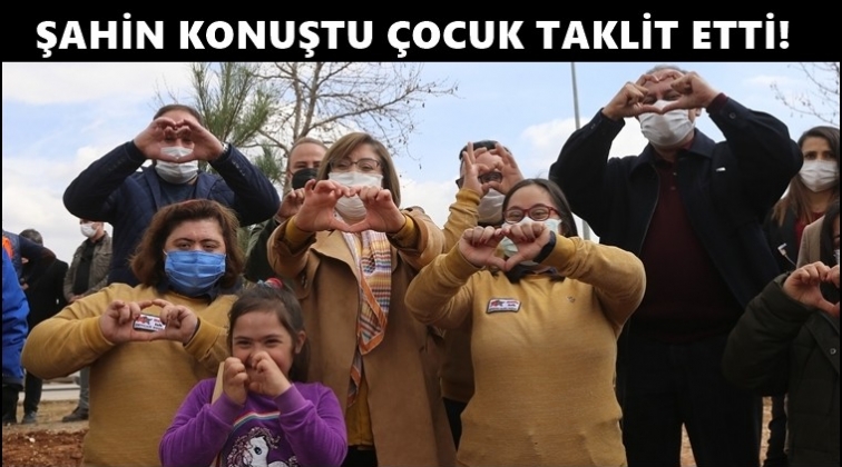 Down sendromlu &ccedil;ocuk Şahin'i taklit etti...