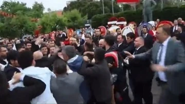 19 Mayıs t&ouml;reninde MHP&rsquo;liler ile CHP&rsquo;li gen&ccedil;ler arasında kavga