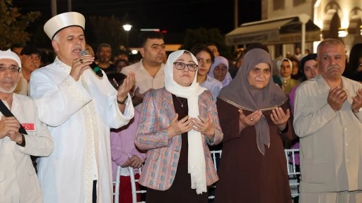 300 kişilik ilk kafile UMRE'ye dualarla uğurlandı