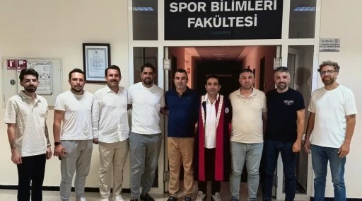 55 yaşında y&uuml;ksek lisans yaptı, gen&ccedil;lere &ouml;rnek oldu...