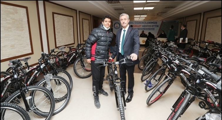 6 takdir alan &ouml;ğrenciye bisiklet hediye...
