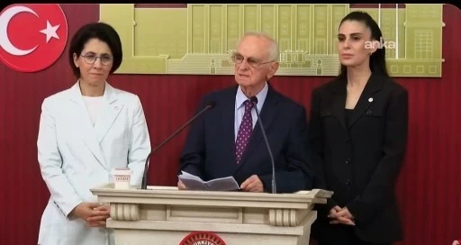 70 yıldır CHP &uuml;yesi olan &Ouml;nder Sav istifa etti!