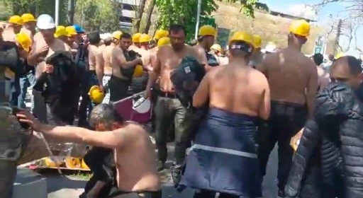 A&ccedil;lık grevindeki madencilere biber gazlı m&uuml;dahale... 