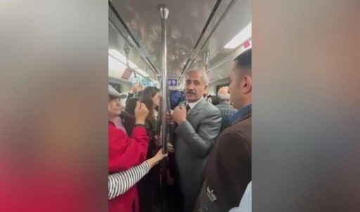 Adalar Belediye Başkanı Akpolat, İmamoğlu'nun bayram mesajını Marmaray’da yolcular ile paylaştı