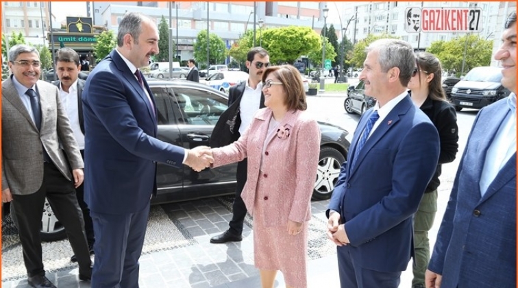 Bakan G&uuml;l'den Şahin'e tebrik
