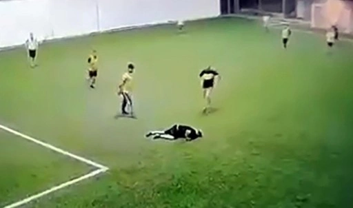 Adana'da acı olay... 3 çocuk babası, halı sahada 'kalp krizi' geçirip hayatını kaybet