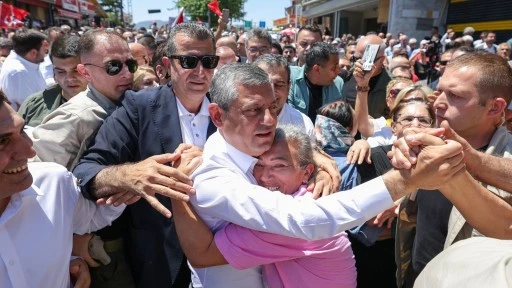 Adanalılar &Ouml;zg&uuml;r &Ouml;zel'i bağrına bastı!