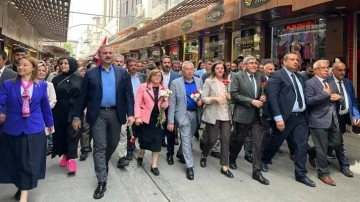 Ak Parti Milletvekili adayları sevgi yürüyüşü yaptı