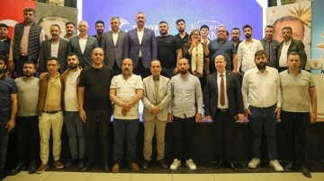 AK Parti&rsquo;ye katılımlar s&uuml;r&uuml;yor...