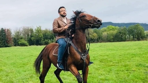 AKP eski İlçe Başkanı attan düşerek ağır yaralandı 