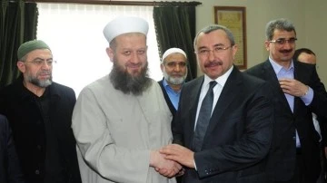 AKP&rsquo;li başkan, 6 yaşındaki kızını evlendiren G&uuml;m&uuml;şel&rsquo;i makamında ağırlamış!