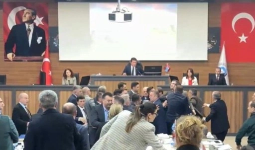 Belediye meclisinde 'Atatürk'e hakaret' kavgası
