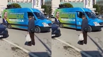Yaşlı vatandaş AKP'nin seçim aracının önünü kesti!