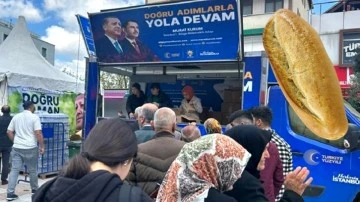AKP se&ccedil;im aracından ekmek dağıtıldı, izdiham oluştu!