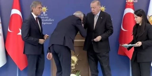 AKP'ye geçen belediye başkanları Erdoğan'ın elini öpme yarışına girdi!