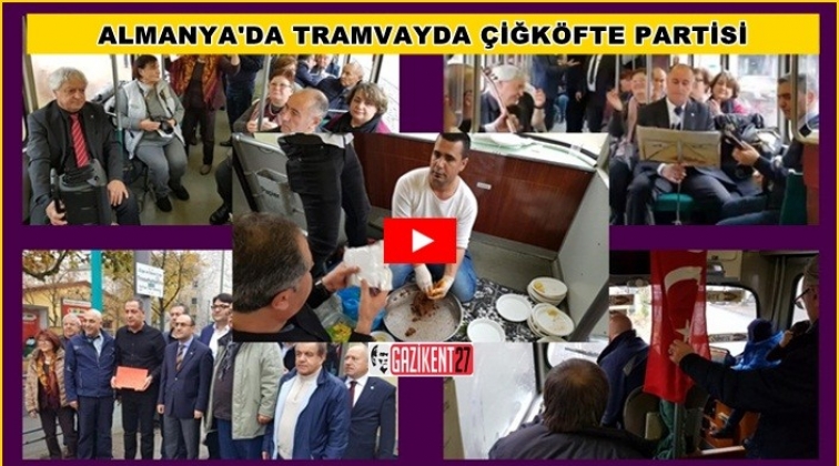 Almanya'daki Gazianteplilerden tramvayda çiğköfte