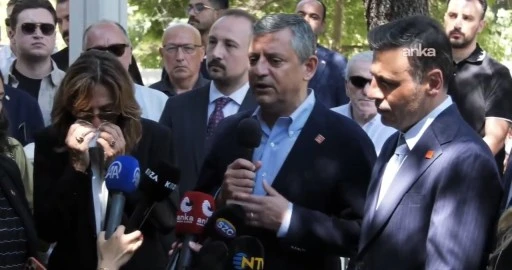 Altan &Ouml;ymen, mezarı başında anıldı: Bug&uuml;nleri g&ouml;rse &uuml;z&uuml;l&uuml;rd&uuml;...