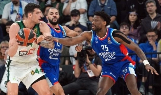 Anadolu Efes evinde Panathinaikos'u durduramadı! Seride geriye düştük...