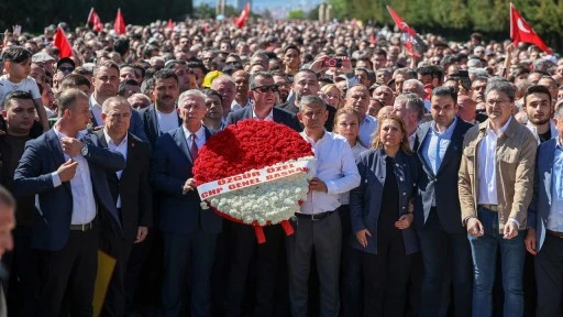 Anıtkabir'de &Ouml;zg&uuml;r &Ouml;zel'e '&ccedil;elenk' engeli