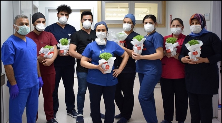 Kahraman sağlık&ccedil;ılara &ccedil;i&ccedil;ek morali