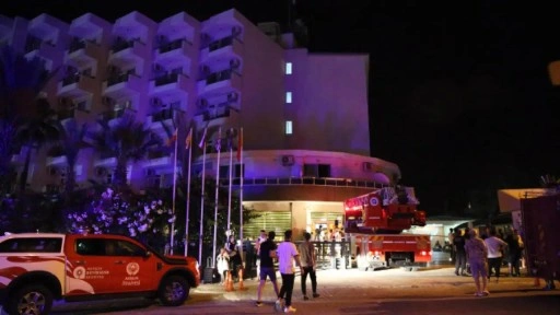 Antalya'da 5 yıldızlı otelde yangın: Yüzlerce turist tahliye edildi!