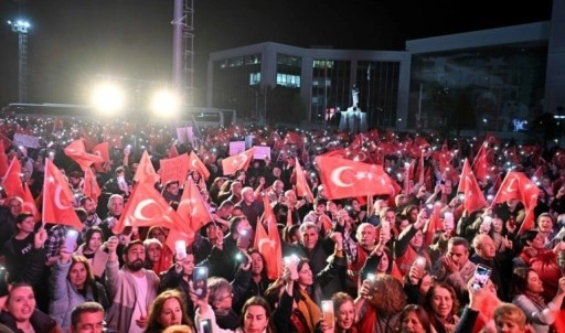 Antalyalılar, 'Hak, hukuk, adalet' sloganlarıyla İmamoğlu'nun tutuklanmasını protesto etti!