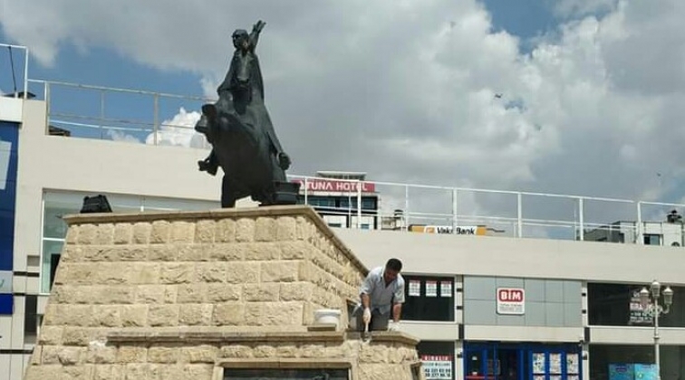 Atatürk anıtına bakım ve onarım...