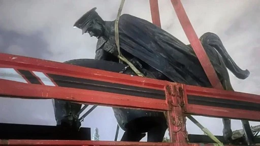 Atat&uuml;rk heykeli gece yarısı s&ouml;k&uuml;ld&uuml;! Gebze Belediyesi'nden a&ccedil;ıklama