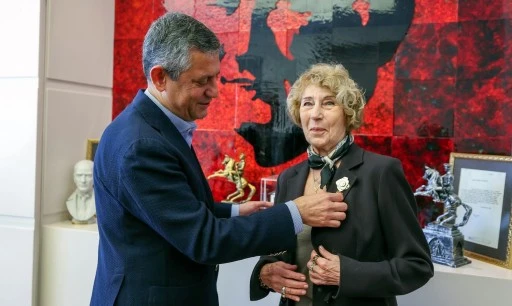 Ayşe Kulin, CHP'ye üye oldu, rozetini Özgür Özel taktı