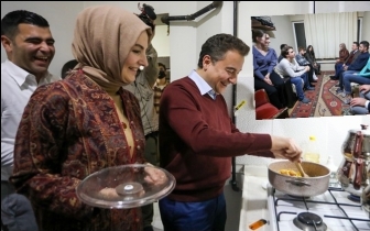 Babacan, sahurda &ouml;ğrencilere yemek hazırladı