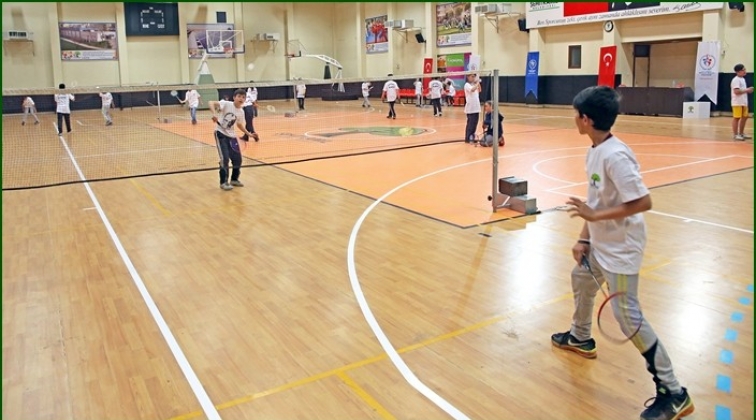 Badminton branşında usta raketler yetişiyor