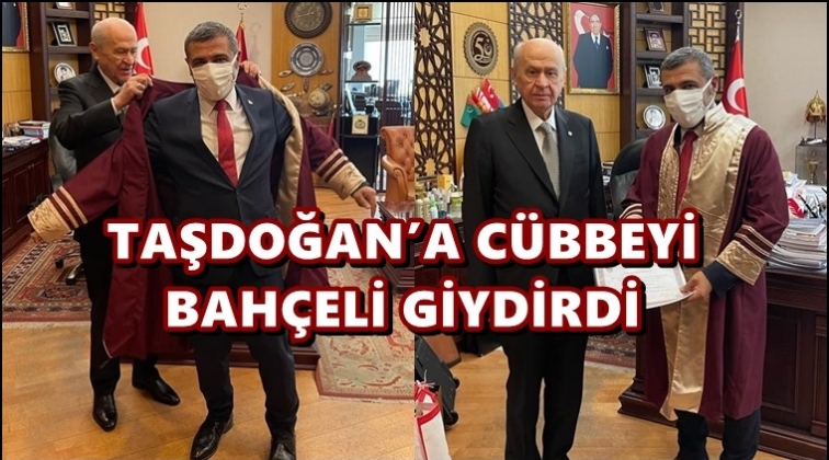 Bah&ccedil;eli, Taşdoğan&rsquo;a c&uuml;bbe giydirdi...