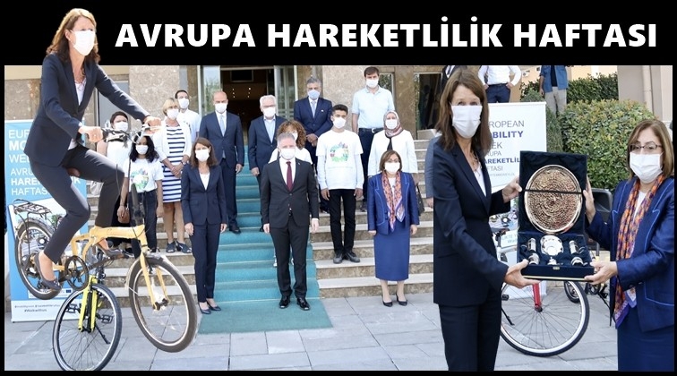 Başarılı &ouml;ğrencilere bisiklet hediye etti...