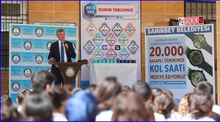 Başarılı &ouml;ğrencilere kol saati hediye etti