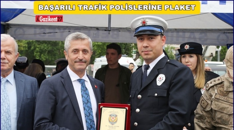 Başarılı trafik polislerine plaket verildi